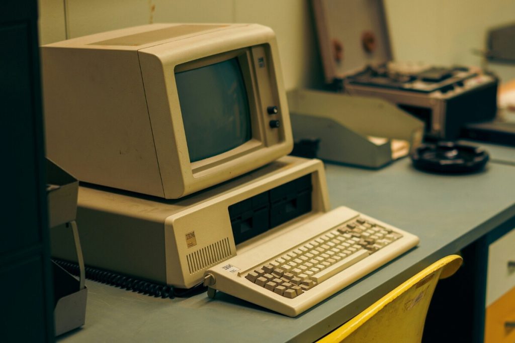 În 1981, Microsoft a mizat pe MS-DOS ca piatră de temelie a viitorului său. Acum, unul dintre principalele sale avantaje a revenit la viață
