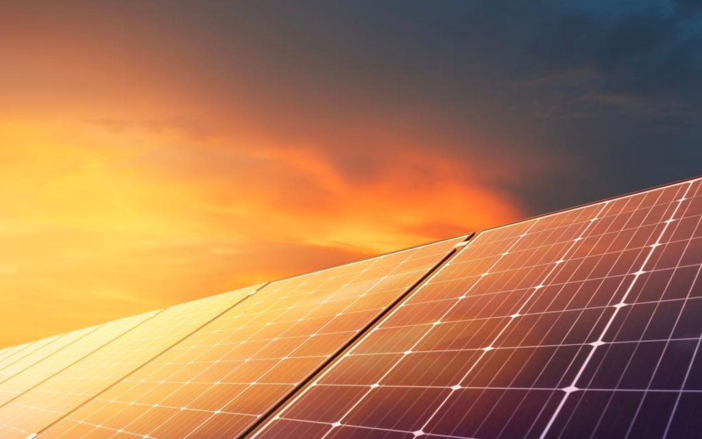 Dacă Europa bate recorduri în materie de energie solară în această vară, de ce a crescut atât de mult prețul energiei electrice?